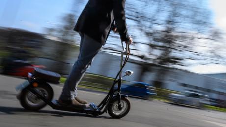 Die Dachauer Polizei weist nach einem Unfall darauf hin, dass auf einem E-Scooter außer dem Fahrer keine weiteren Personen befördert werden dürften. 
