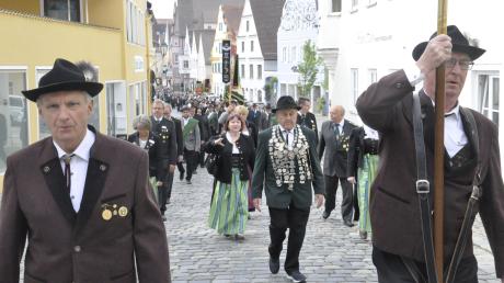 Die Abordnungen von Hunderten von Vereinen zogen beim Bezirksschützentag in Wemding durch die Altstadt.