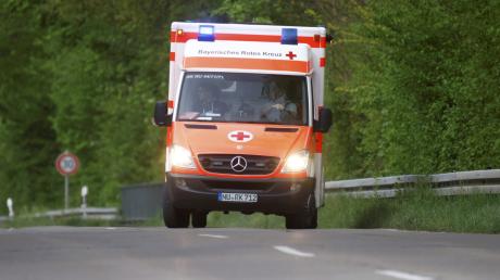 Einen spektakulären Unfall hat ein 60-jähriger Autofahrer am Sonntag auf der B300 zwischen Diedorf und Gessertshausen verursacht.