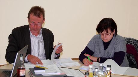 VG-Kämmerin Barbara Fetschele und Bürgermeister Georg Duscher erläuterten den Gemeinderäten von Aletshausen den Haushaltsplan für 2022, den beide als solide und ausgewogen bezeichneten.