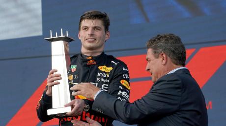 Der Niederländer Max Verstappen vom Team Red Bull gewinnt den ersten Großen Preis von Miami, die Trophäe überreich Football Legende Dan Marino. Sein Titelrivale Charles Leclerc geht leer aus.