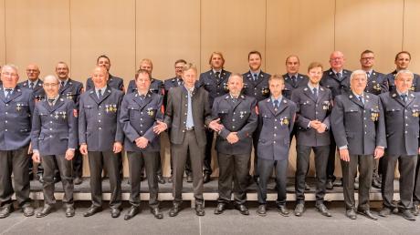 Landrat Martin Sailer (links) und Bürgermeister Richard Greiner (Mitte) haben langjährige Mitglieder der Neusässer Feuerwehren ausgezeichnet.