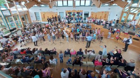 Ein Muttertagskonzert gab die Städtische Musikschule Aichach in der Grundschule Nord. Es war das erste Konzert nach zwei Jahren Corona-Pause.