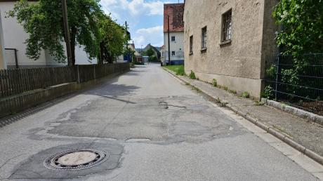 Die Mühlenstraße im Pöttmeser Ortsteil Handzell ist nach Ansicht von Anwohnern sanierungsbedürftig. Besucher der Bürgerversammlung kritisierten außerdem die mangelnde Verkehrssicherheit.