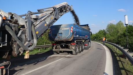 Baustelle Verkehr A8 Bauarbeiten
An der Anschlusstelle in Fahrtrichtung München wird der Asphalt ausgetauscht. Dafür musste der Verkrh umgeleitet werden.
