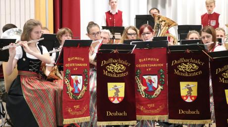 Gemeinsam stark - unter der Leitung der Dirigenten Christina Hampp und Martin Schuster präsentierten die Dullbachtaler Musikanten und der Musikverein Gessertshausen ein gelungenes Gemeinschaftskonzert.