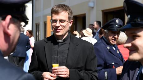 Der neue Obergriesbacher Pfarrer Tobias Seyfried ist derzeit Kaplan in Vöhringen im Kreis Neu-Ulm. Auf unserem Bild ist er 2018 als Diakon in Mering zu sehen. 