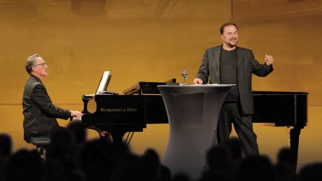 Mit dem Programm "Hanel singt Kreisler" ehren Michael Hanel (Gesang) und Walter Dolak (Klavier) im Diedorfer Eukitea den großen Altmeister des kabarettistischen Chansons.