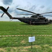 Ein  Bundeswehr-Hubschrauber war der Blickfang auf einem Acker südlich von Blaustein. Zahlreiche Spaziergänger wunderten sich über die Sikorsky CH-53.