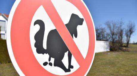 Hundebesitzer in der Stadt Monheim müssen den Kot ihrer Tiere beim Gassigehen mit eigenen Tüten einsammeln.