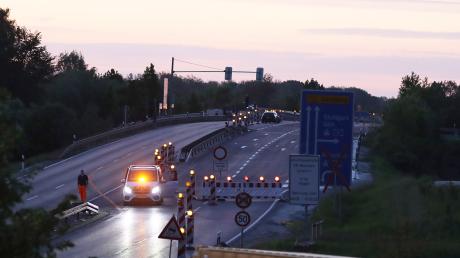 Rettungseinsatz A8 Günzburg
Wegen eines Rettungseinsatzes an der Autobahnbrücke der A8-Auffahrt und -Abfahrt Günzburg musste am Mittwochabend die Autobahn für rund drei Stunden in beide Fahrrichtungen gesperrt werden.
