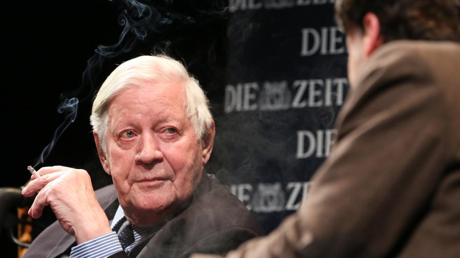 Helmut Schmidt - der Altbundeskanzler und damalige "Zeit"-Herausgeber - im April 2014 im Gespräch mit Giovanni di Lorenzo.