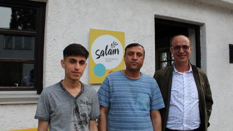 Im Neusässer Salam können sich afghanische Geflüchtete treffen. Tamim (links), Omar (Mitte) und Rafi (rechts) erzählen dort von ihren Erlebnissen.