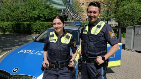 Sie sind Augsburger Polizisten mit türkischem Migrationshintergrund: M. Mutlu und ihr Kollege H. Aksoy sagen, sie hätten einen Traumjob.