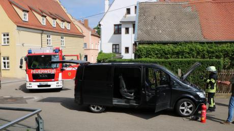 Das Auto einer 35-Jährigen hat in der Deininger Straße in Nördlingen Feuer gefangen. Ein Mitarbeiter der Rieser Nachrichten erstickte die Flammen mit einem Feuerlöscher.