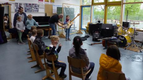 Beim Tag der offenen Tür von Musikschule und Blasorchester in Biberbach konnte das gesamte Angebot ausprobiert werden.