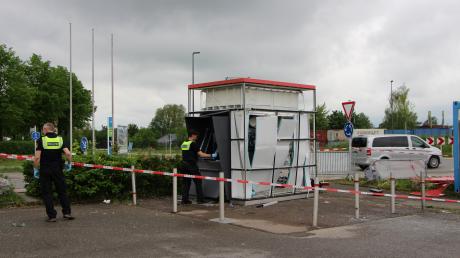 Unbekannte sprengten in Dasing-Lindl einen Geldautomaten und flohen mit der Beute. Das Landeskrimalamt untersuchte den Tatort. Die Verwüstung war groß.