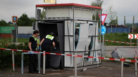 Unbekannte sprengten in Dasing-Lindl einen Geldautomaten und flohen mit der Beute. Das Landeskriminalamt untersuchte den Tatort.