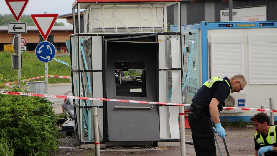 Unbekannte sprengten in Dasing-Lindl einen Geldautomaten und flohen mit der Beute. Das Landeskrimalamt untersuchte den Tatort.