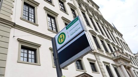 Auch die Anzeige der Straßenbahnhaltestelle am Rathausplatz war zeitweise ohne Strom. 