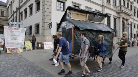 Nach Monaten am Moritzplatz sind die Aktivistinnen und Aktivisten des Klimacamps an den Fischmarkt zurückgekehrt. Den Standort neben dem Rathaus mussten sie Ende 2021 verlassen.
