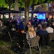 Rund 80 Fans und Freunde verfolgten am Samstagabend Malik Harris' ESC-Auftritt beim Public Viewing auf dem Hellmairplatz.