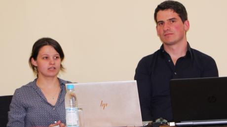 Theresia und Stefan Büschl stellten im Gemeinderat ihr Projekt eines Nahwärmenetzes für Kleinaitingen vor.
