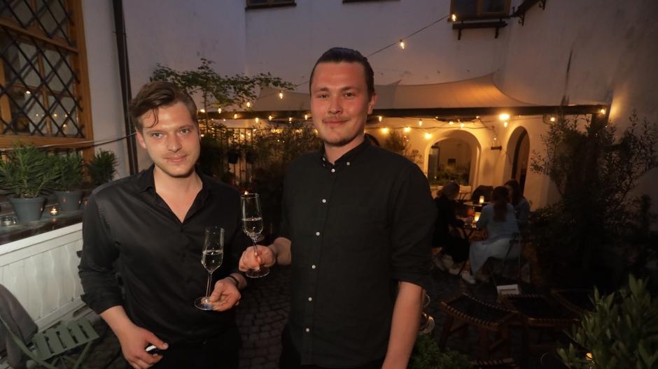 Florian Schuster und Philipp Wolf (von links) betreiben die neue Bar Noir in der Maximilianstraße. Nebenbei studieren die beiden 27-Jährigen noch.