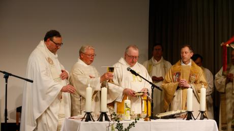Sein 40. Priesterjubiläum feierte Ruhestandspfarrer Karl Mayr (Zweiter von rechts) im Pfarrzentrum in Aichach. Mit auf dem Bild (von links) Stefan Gast, Erhard Hindelang und Herbert Gugler.