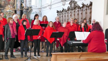 Der Frauenchor „Donna Canta“ bei seinem Konzert in der Pfarr- und Wallfahrtskirche St. Martin in Mönchsdeggingen 