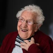 Maria Dietrich aus dem Diedorfer Ortsteil Oggenhof ist 100 Jahre alt. Sie lebt mit ihrem Sohn Fritz Weldishofer zusammen - und wird von ihm noch dringend gebraucht.