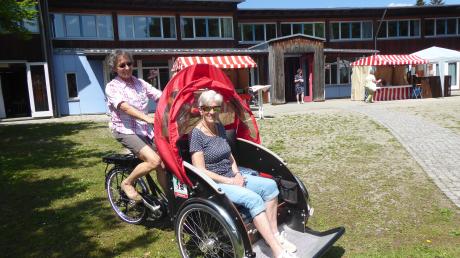 Besucherin Evelyn Spittel ließ sich von Angela Kellermann mit der Fahrrad-Rikscha spazieren fahren.