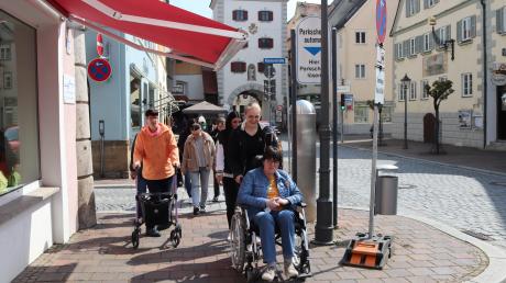 Stadtführung für Menschen mit Behinderung Lebenshilfe
Bei einem Aktionstag gab es eine Stadtführung durch Dillingen für behinderte Menschen von der Lebenshilfe. Es wurde geschaut, wie barrierefrei die Sehenswürdigkeiten schon sind - und wo es noch Nachbesserungsbedarf gibt.
