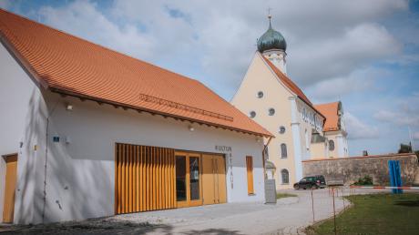 Eresing - das Foto zeigt das neue KultuRathaus und die Pfarrkirche St. Ulrich - hat inzwischen mehr als 2000 Einwohner.