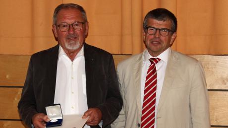 Martin Linder (links) wurde nach 27 Jahren aktiver Mitarbeit im Gemeinderat verabschiedet. Erster Bürgermeister Christopher Eh (rechts) überreichte die „Große Dietenheim-Medaille“.