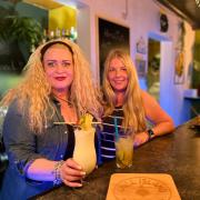 Elke Aigbobo (links) und Katrin Haak träumten schon lange von ihrer eigenen Bar. Mit dem Chill Island in der Friedberger Jungbräustraße haben sie sich nun ihren Traum erfüllt.