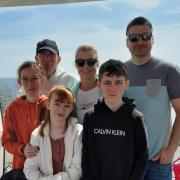 In London trafen Stefan (rechts) und Melanie Koppold (hinten Mitte) erstmals mit Jim Wood (vorne rechts) und seiner Familie aufeinander. Stefan Koppold hatte 2018 Knochenmark für Jim gespendet.