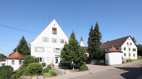 Zur Dorfentwicklung Rettenbach finden die ersten Ortsbegehungen statt. Darin geht es unter anderem auch um das Schlössle (links) und das Gasthaus Kreuz (rechts).