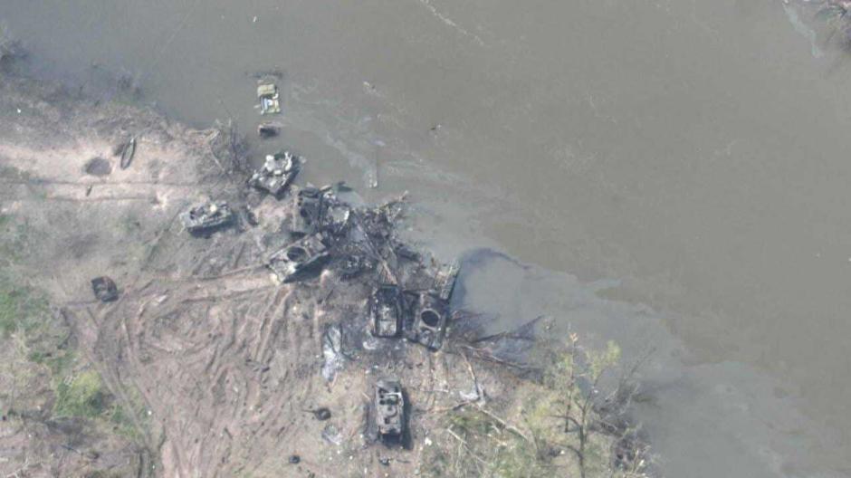 In den vom Verteidigungsministerium der Ukraine zur Verfügung gestellten Drohnenaufnahmen sind zerstörte Fahrzeuge und Panzertechnik am Fluss Siwerskyj Donez zu sehen.
