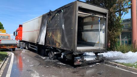 Auf der Ausfahrt Lagerlechfeld ist ein Lastwagen in Brand geraten.