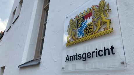 Vor dem Amtsgericht Nördlingen musste sich eine Betrügerin aus Neusäß verantworten, die in Rain von einem Rentner über 50.000 Euro erbeutet hatte.