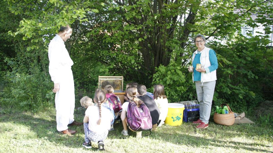Anton Altmann und Brigitte Tröndle vom Imkerverein brachten den Schülern die Welt der Bienen näher.