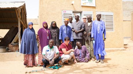 Sylvia Mayer (vordere Reihe Mitte) im Kreise von Vertretern der FNPH (Fédération Nigerienne des Personnes Handicapées) in Zinder.