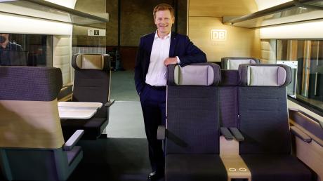 Richard Lutz, Vorstandsvorsitzender der Deutschen Bahn, stellt das neue ICE-Design in einem Modell vor.