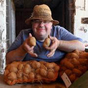 "Kartoffelpapst" Christian Müller hat Spaß daran gefunden, alte und teils fast vergessene Kartoffelsorten anzubauen.