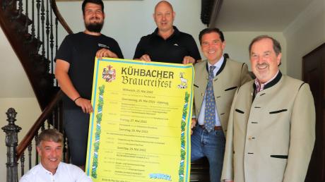 Brauereichef Umberto Freiherr von Beck-Peccoz (Zweiter von rechts) freut sich auf das Kühbacher Brauereifest. Mit auf dem Bild: (von links) Karl-Heinz Kerscher, Simon Tiltscher, Norbert Peters und Federico von Beck-Peccoz.