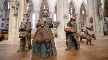 Die Figur des Melchior (Mitte) mit den anderen Figuren der Heiligen Drei Könige im Ulmer Münster. 