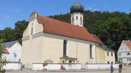 An der Kirche in Oberbaar ist die Friedhofsmauer renovierungsbedürftig.