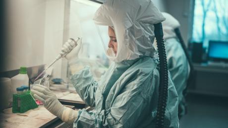  Eine Frau arbeitet im Institut für Mikrobiologie der Bundeswehr in München. Das Institut hat auch erstmals in Deutschland bei einem Patienten das Affenpockenvirus zweifelsfrei nachgewiesen.