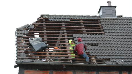 Menschen inspizieren den Schaden eines Daches. Ein mutmaßlicher Tornado hat in Lippstadt am Freitagnachmittag massive Schäden verursacht.